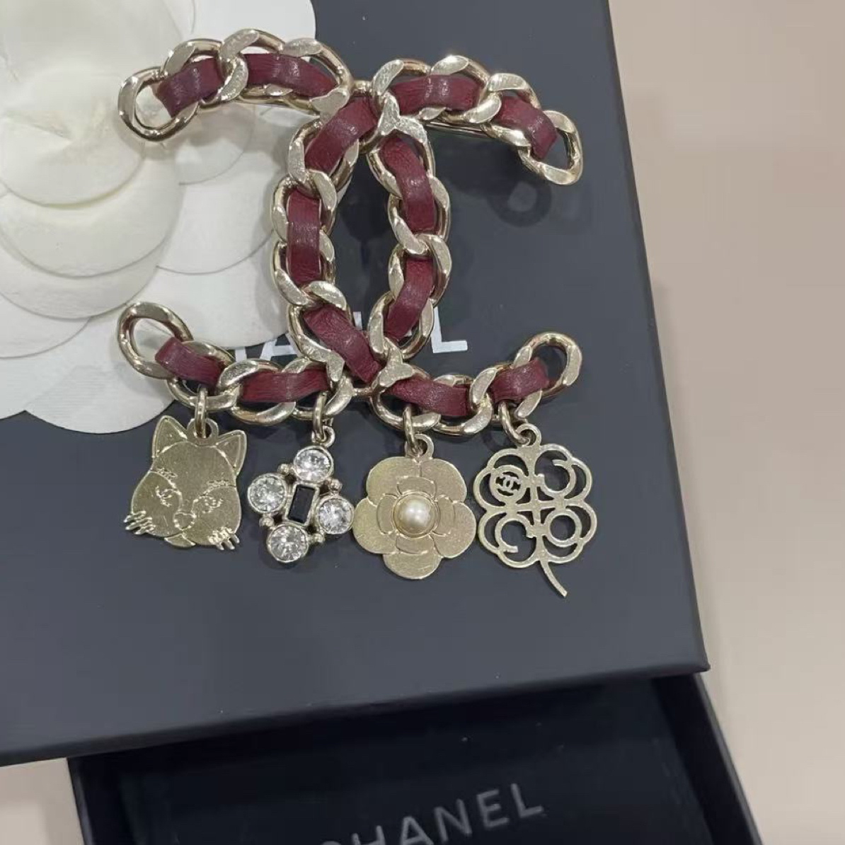 95新 Chanel/香奈儿 代卖服务！红色皮穿链双c胸针 14466009 nn