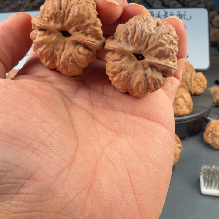 小***墩文玩核桃吊坠蛤蟆的眼睛是真的