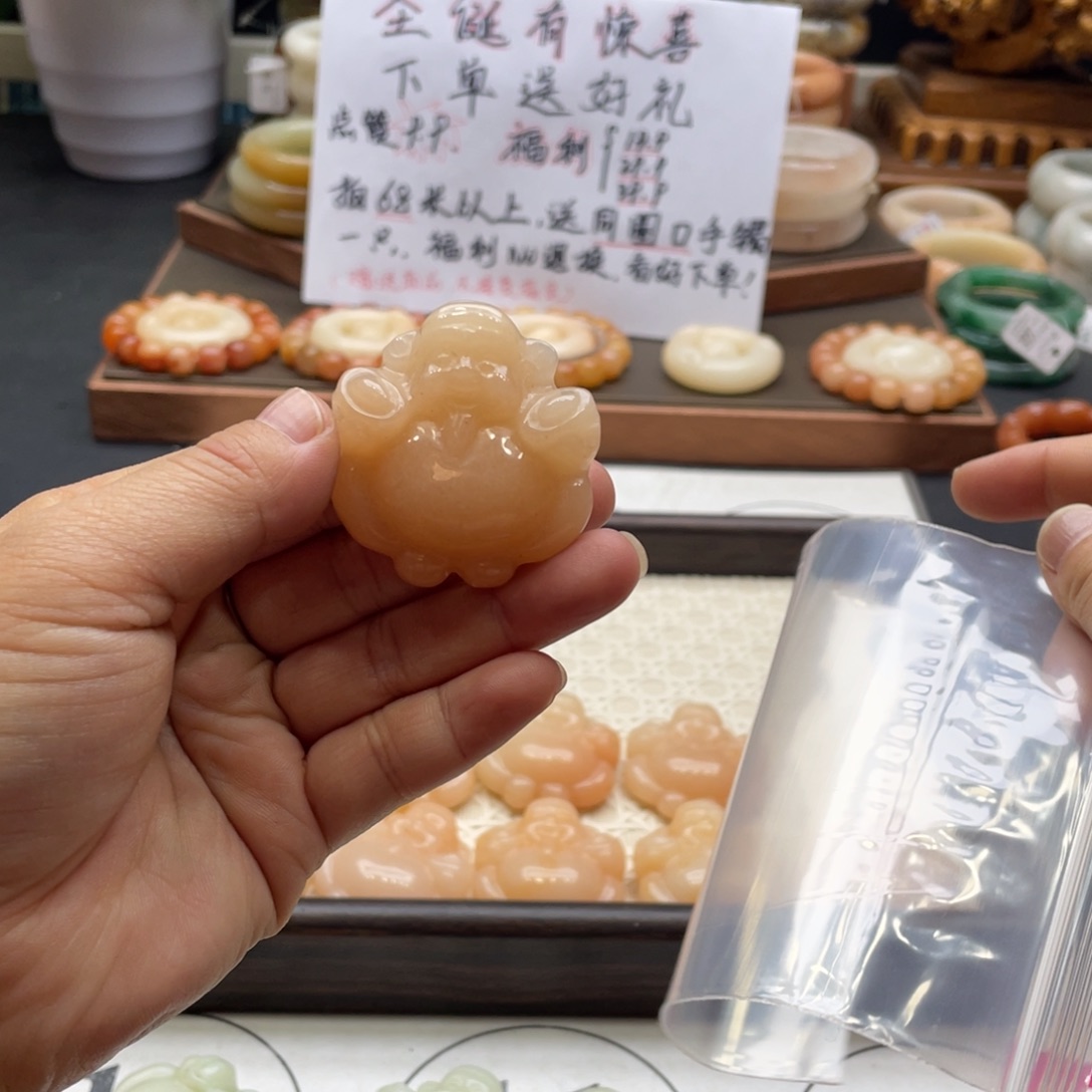 温***馨石英岩玉未镶嵌手镯