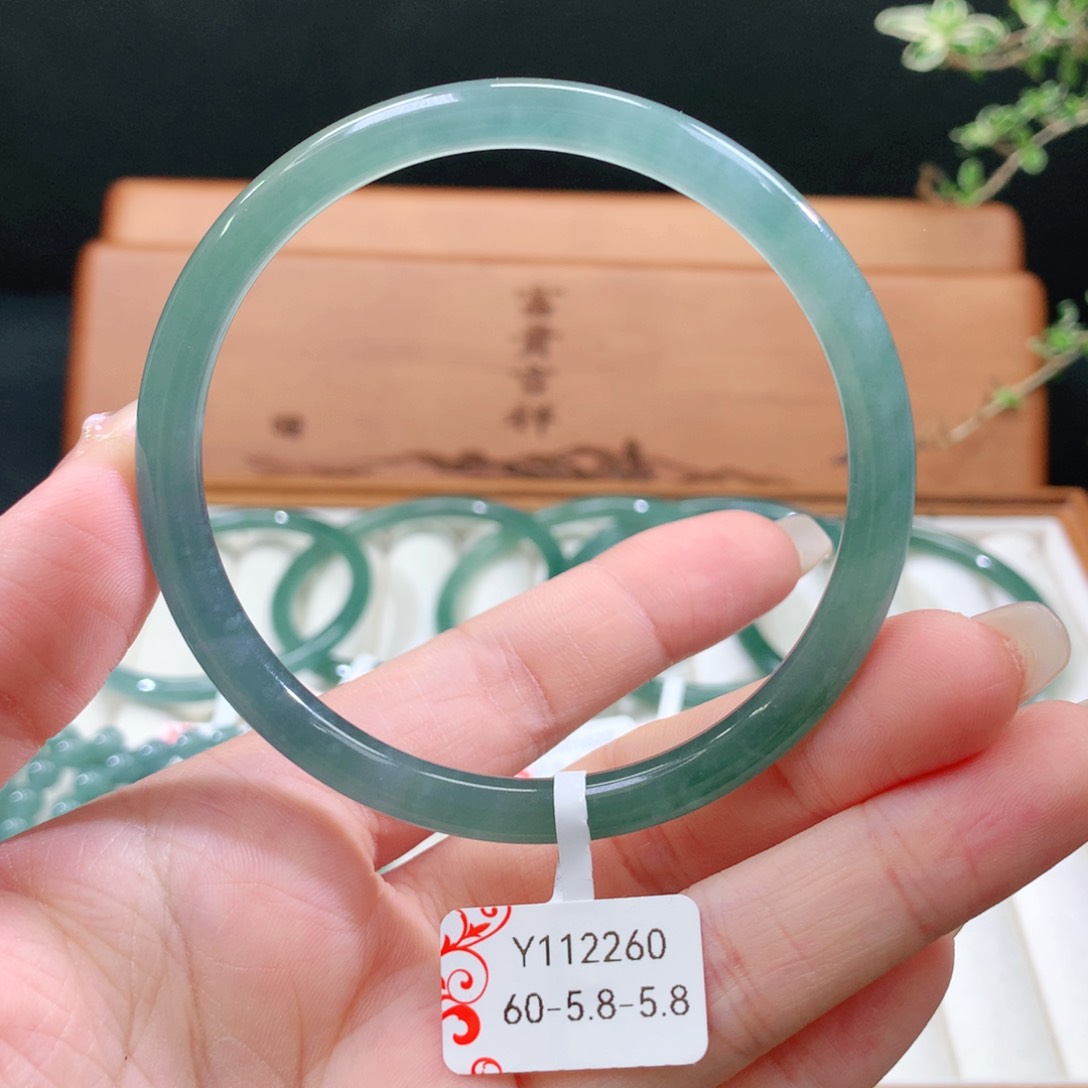 翡翠手镯未镶嵌天然