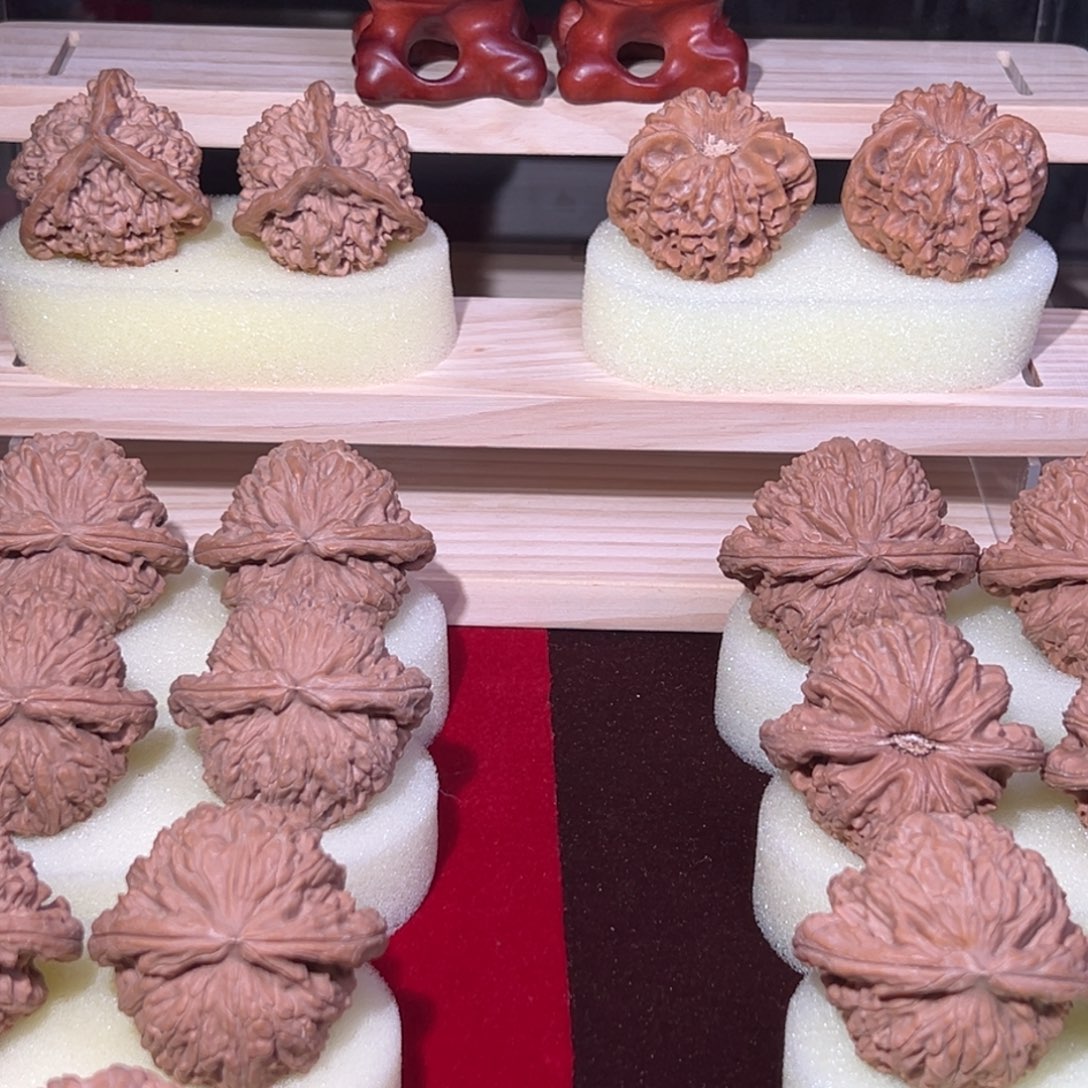 帝***辛文玩核桃吊坠三角白