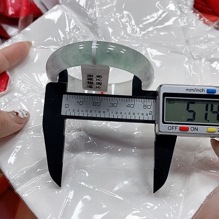 r***n翡翠手镯未镶嵌119。