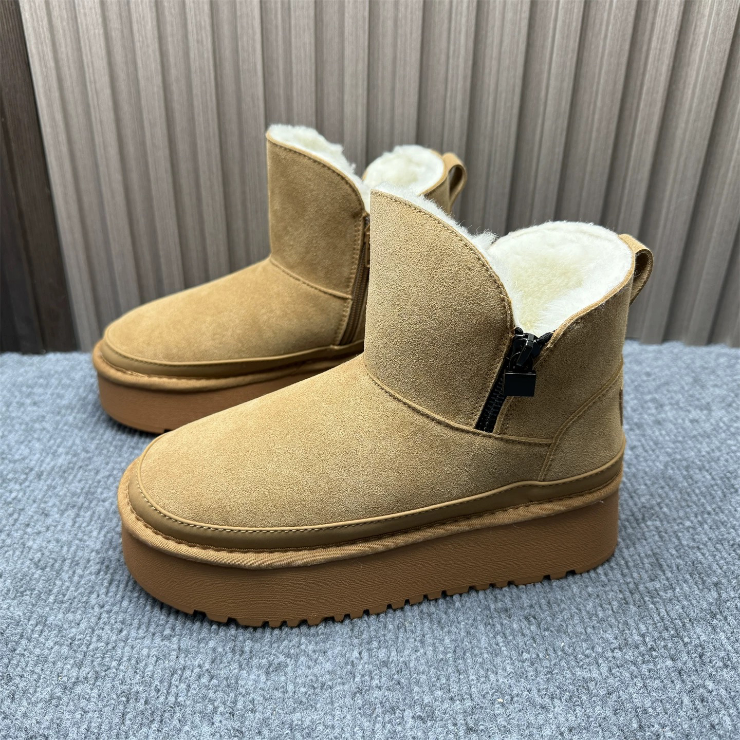 女款秋冬加绒加厚保暖防滑厚底超纤皮面雪地靴