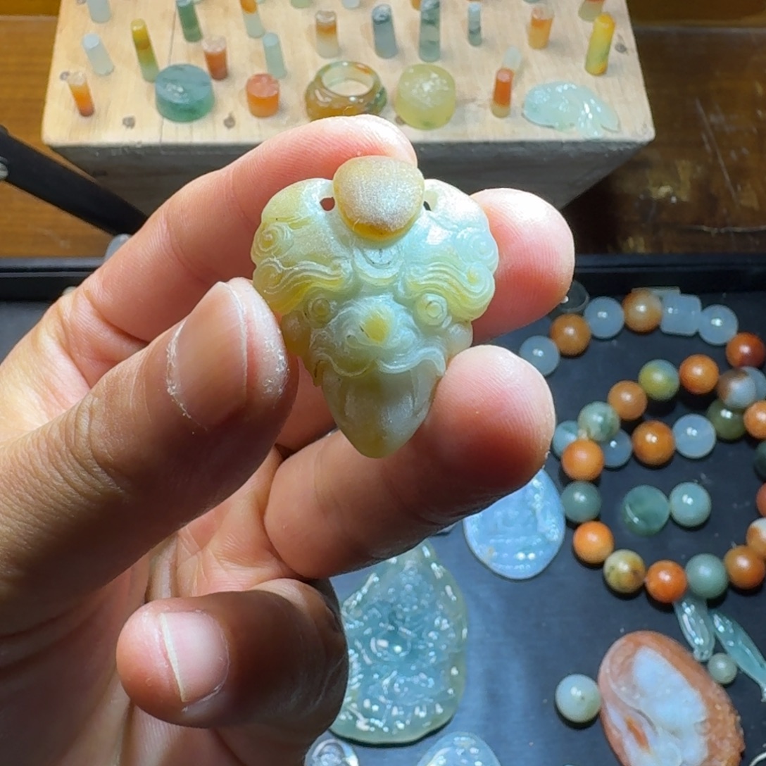 翡翠未镶嵌颈饰翡翠兽头