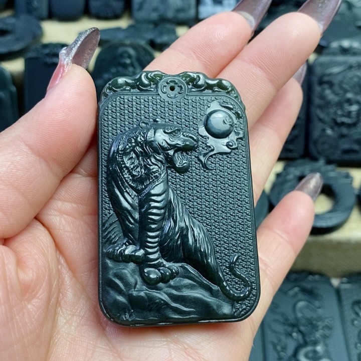 和田玉（青玉）颈饰未镶嵌双面雕刻