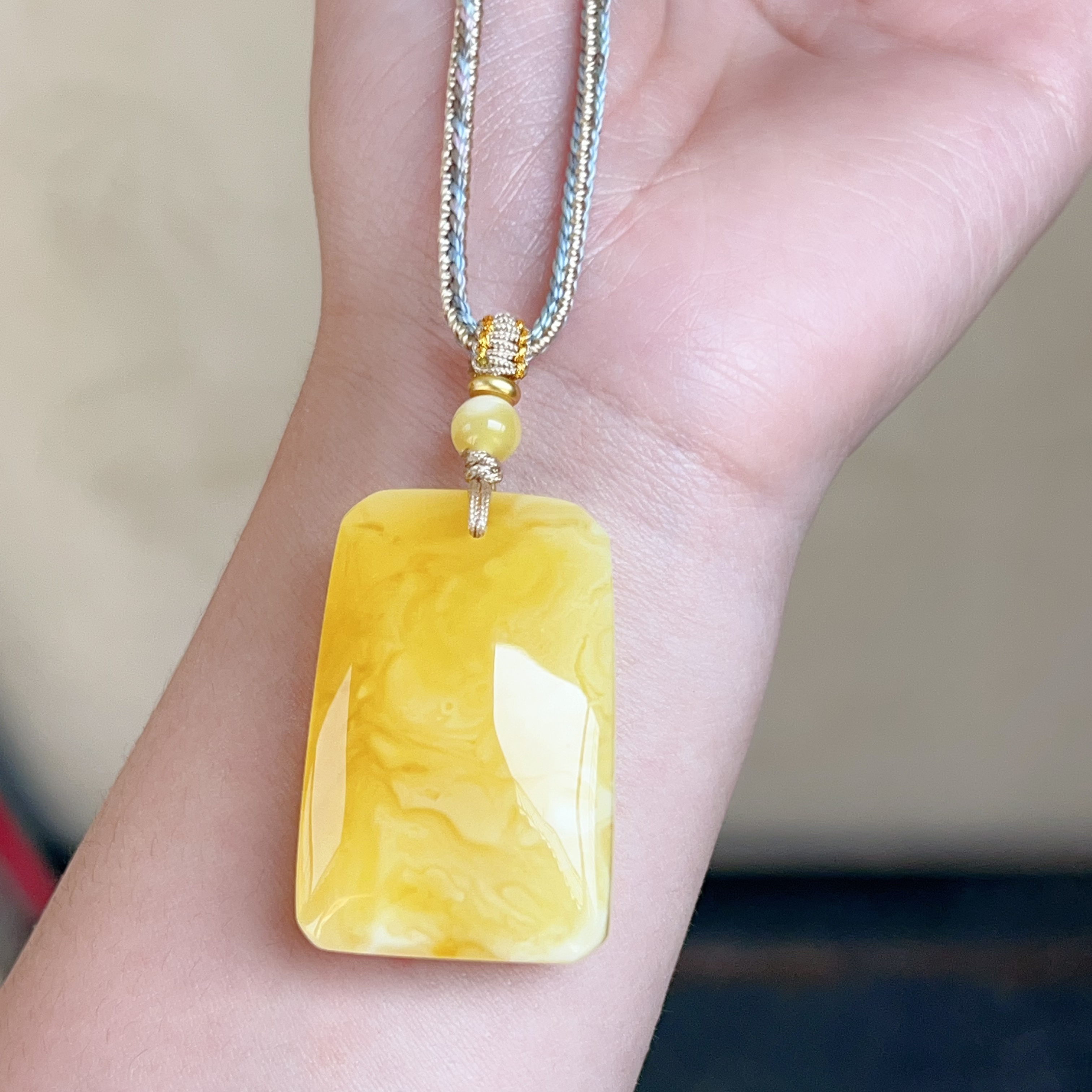 俄料黄白蜡蜜蜡无事牌吊坠，无瑕，尺寸40-26-15mm，13.4克