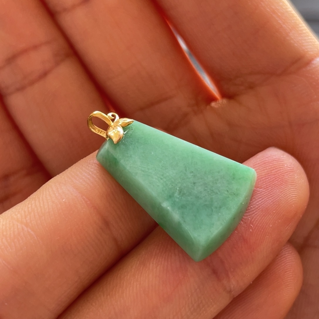 翡翠颈饰18K金镶嵌边缘不平