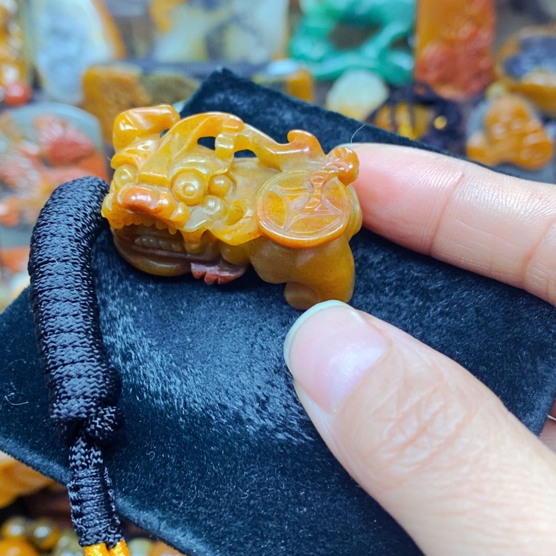 未镶嵌石英质玉（黄龙玉）颈饰