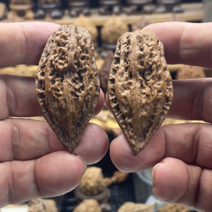 乐***中桃核把件绣花鞋我