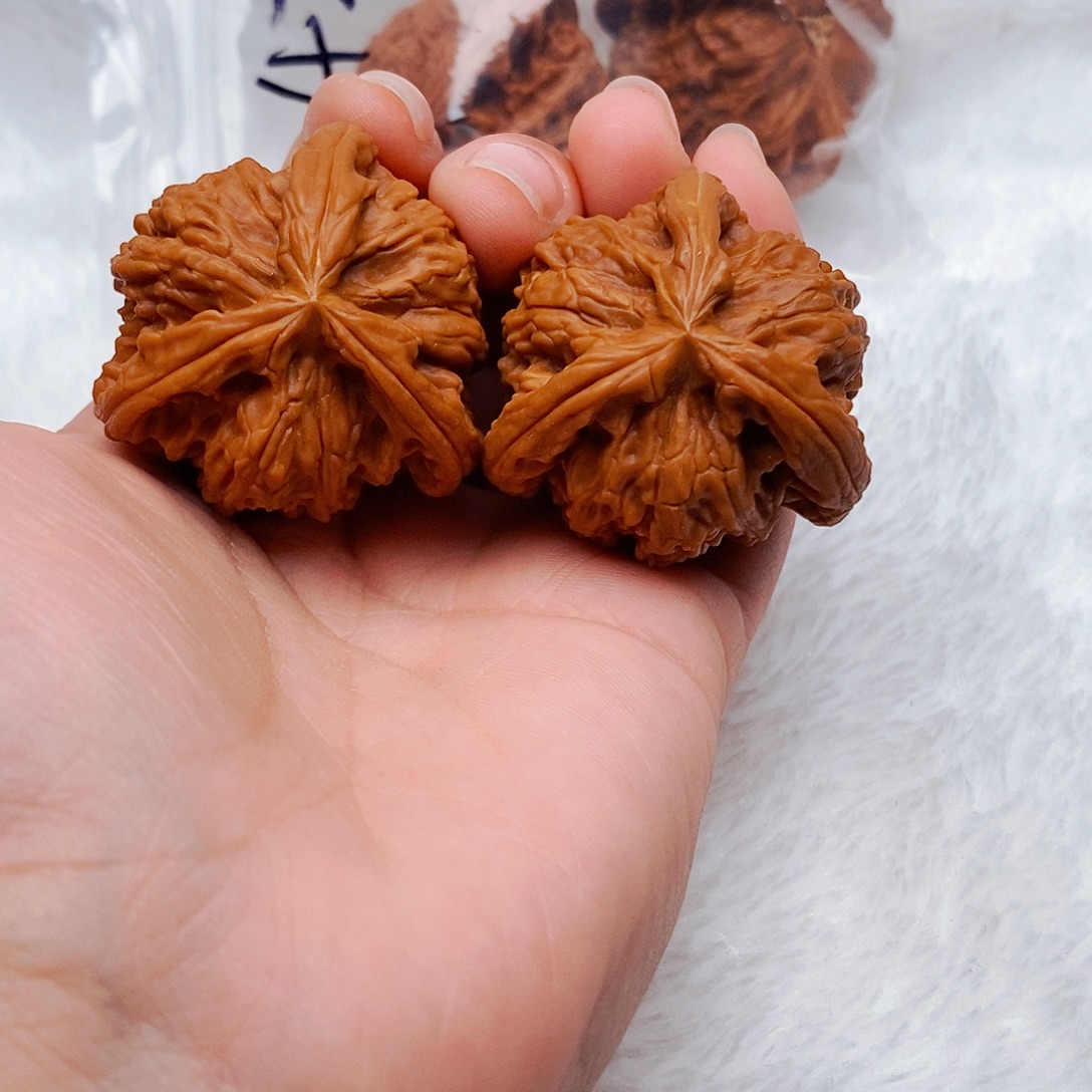 丁***虎吊坠文玩核桃三棱