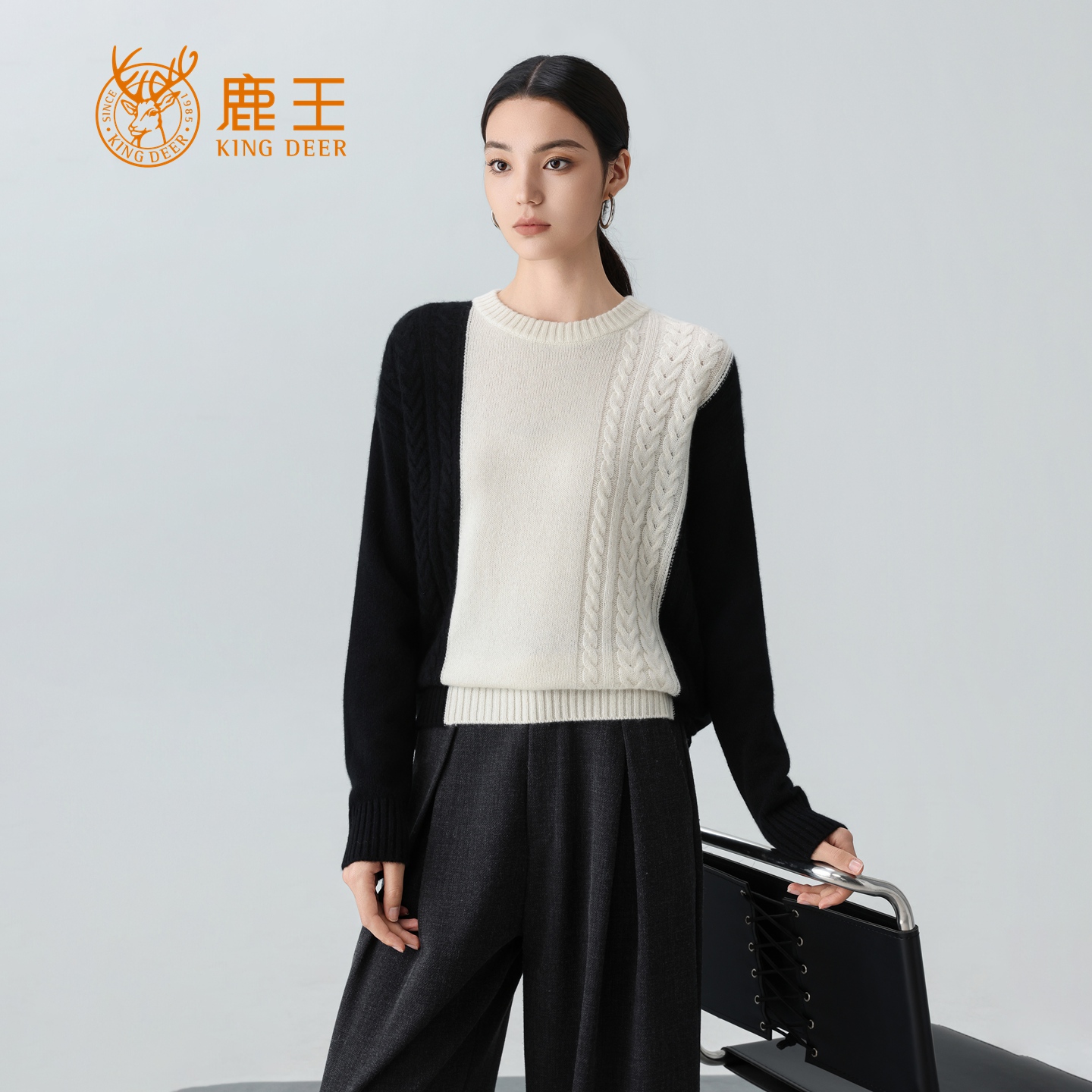 【专柜新品】鹿王女圆领100山羊绒拼色绞花宽松套衫 厚 912512326