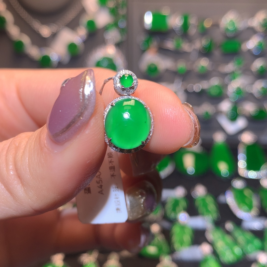 翡翠颈饰18K金镶嵌蛋面