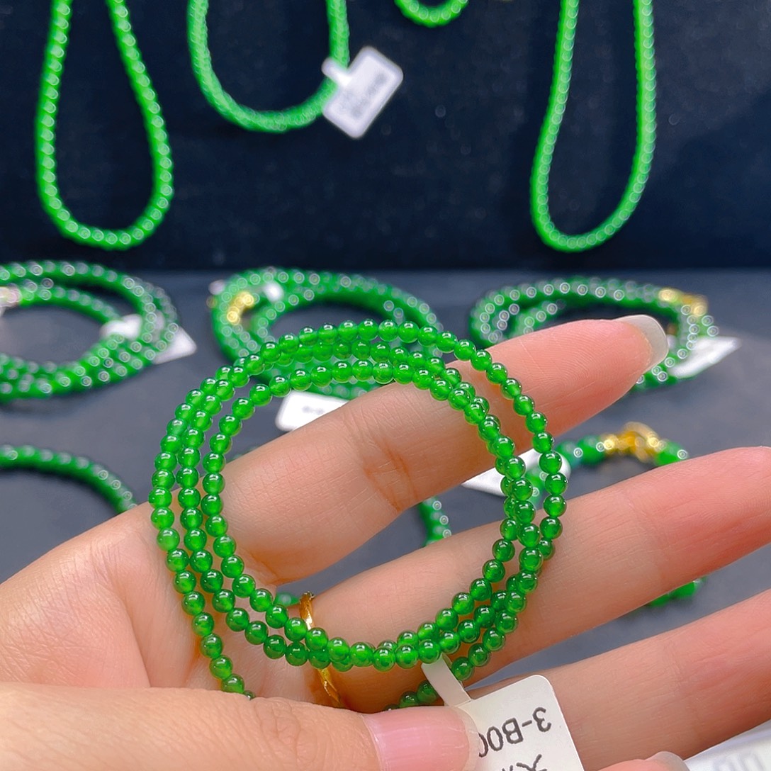 翡翠未镶嵌颈饰    