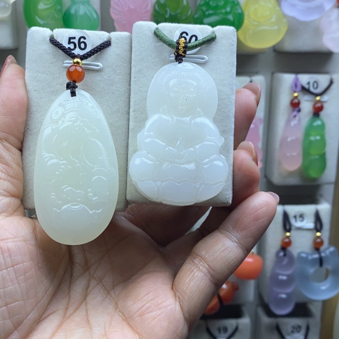 颈饰未镶嵌石英质玉（金丝玉）跟**原