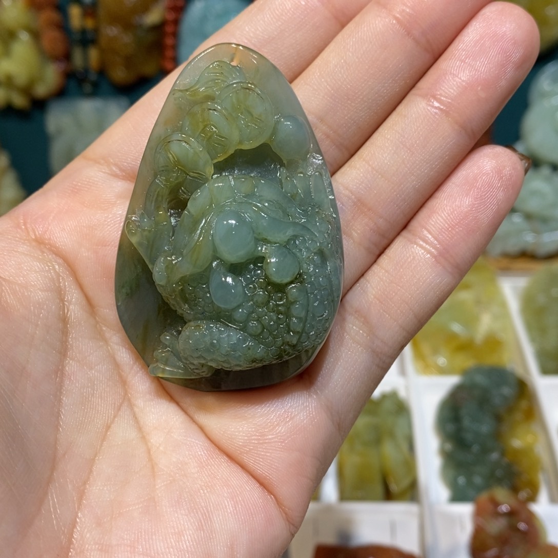蛇纹石玉未镶嵌颈饰