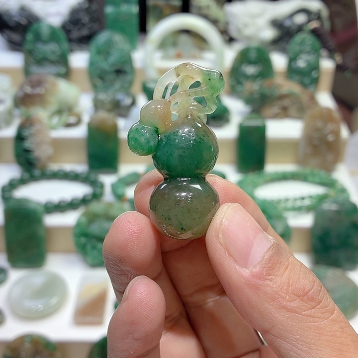 独山玉未镶嵌颈饰葫芦