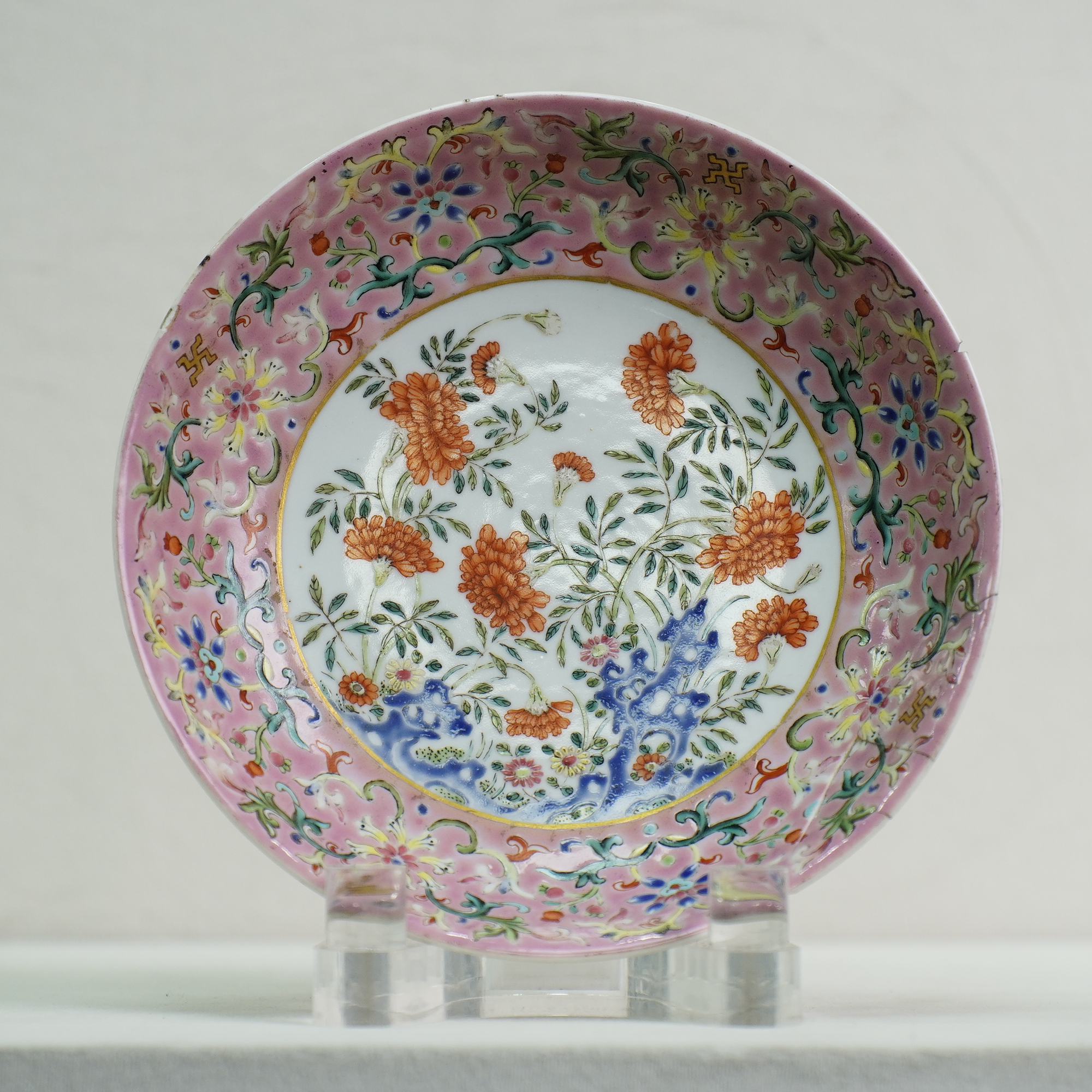 【嘉庆·官窑】洋彩胭脂地开窗灵仙祝寿盘