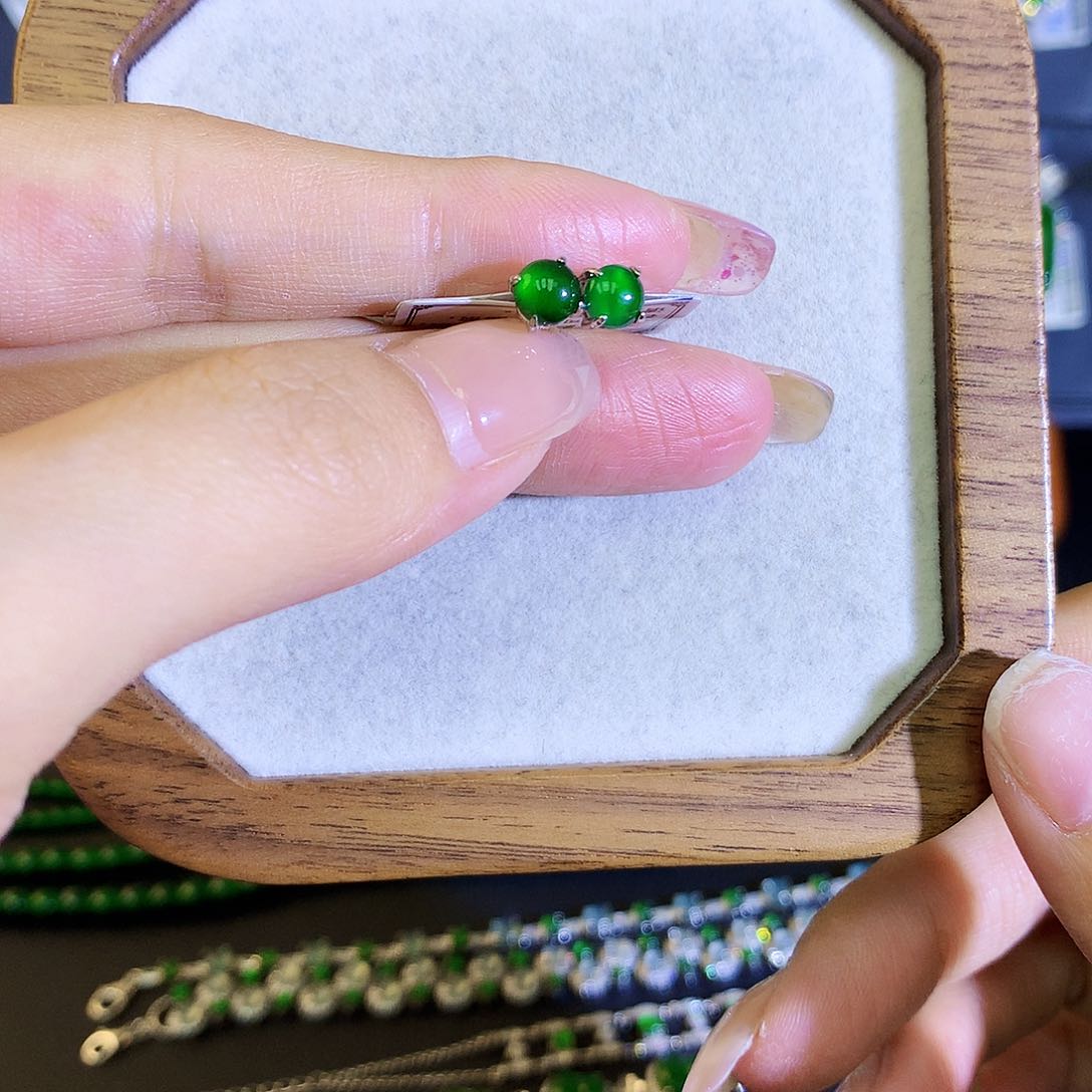 翡翠耳饰银S925镶嵌天然翡翠耳钉