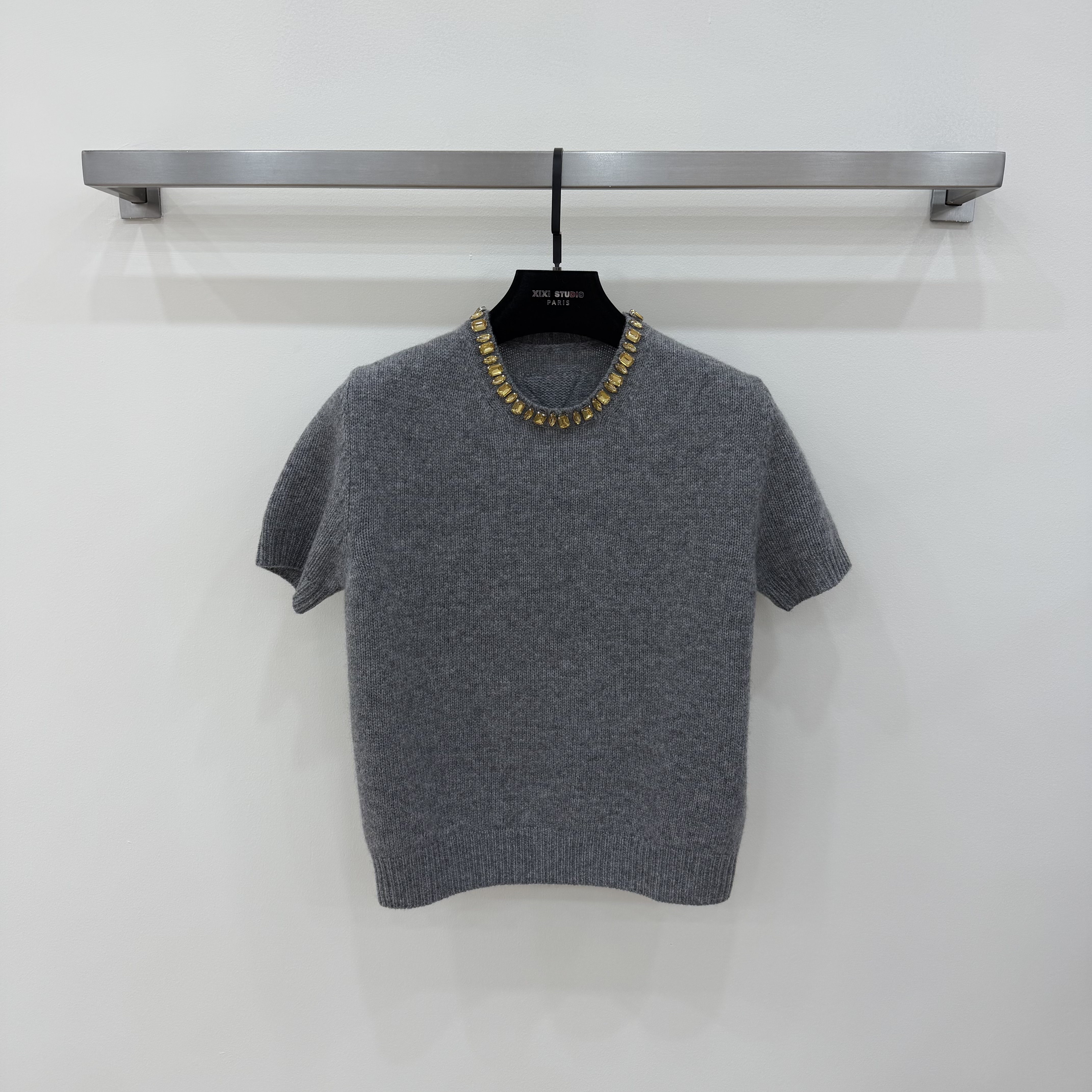 【西西高定】复古重工领口水钻短袖灰色针织上衣