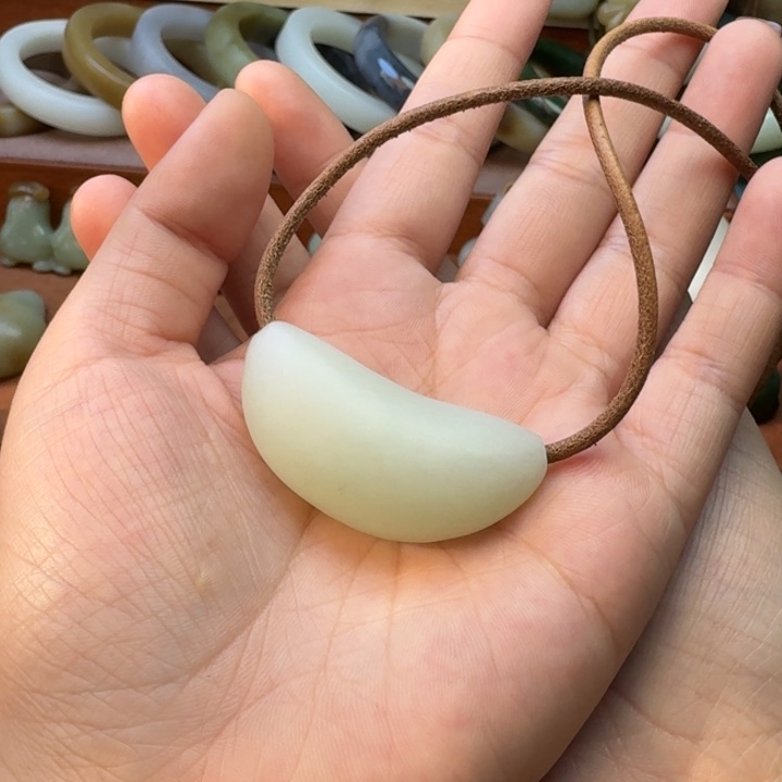 茉***莉和田玉未镶嵌颈饰