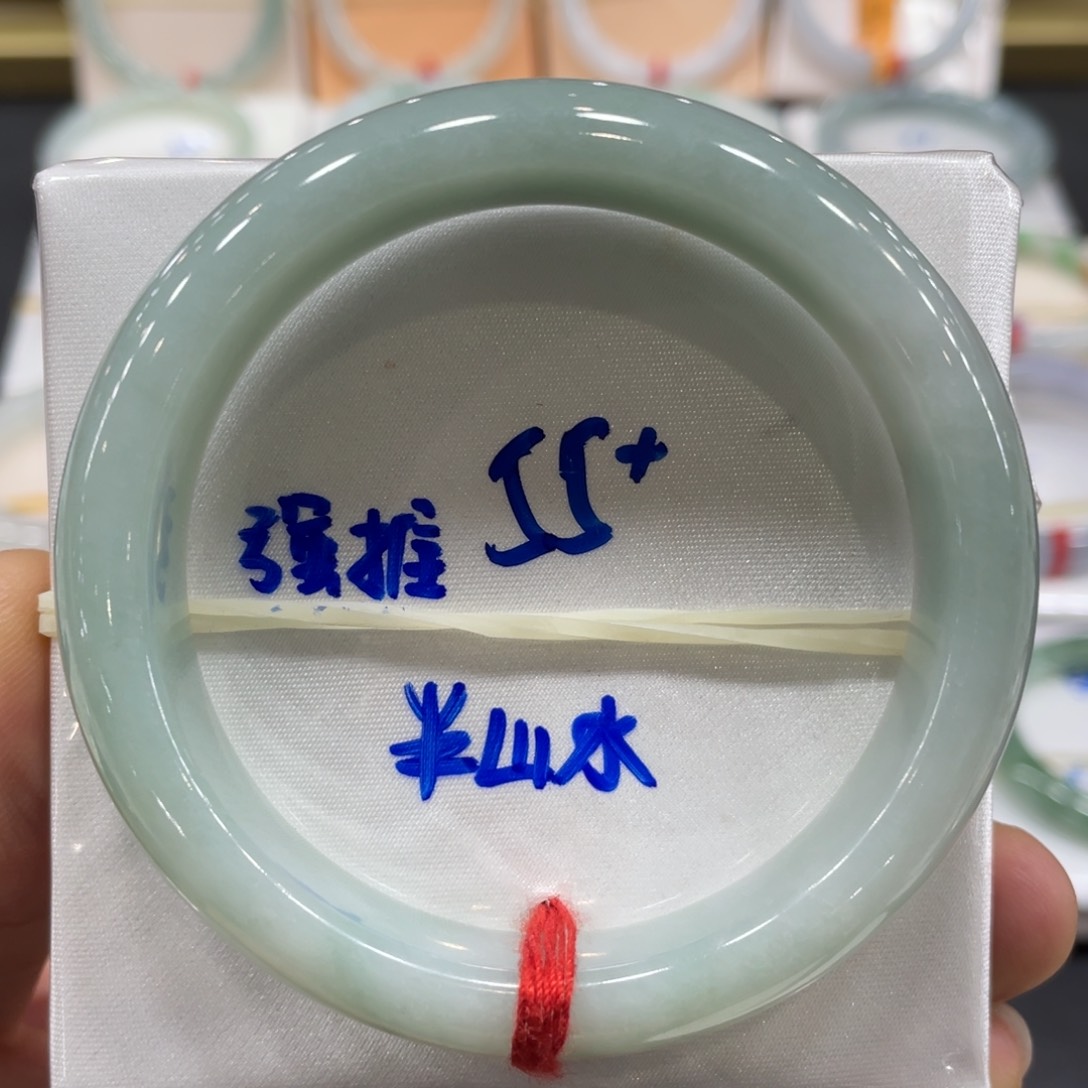 翡翠手镯未镶嵌翡翠手镯