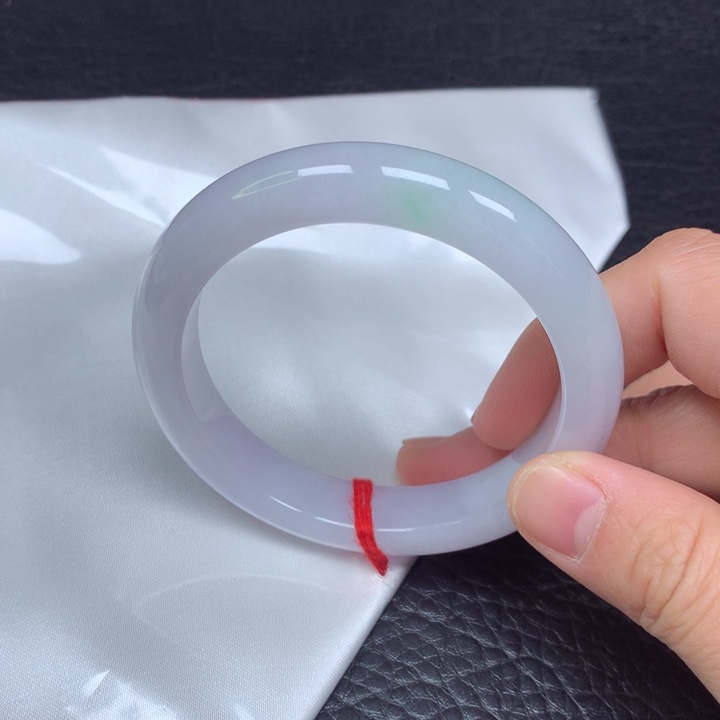 翡翠手镯未镶嵌。