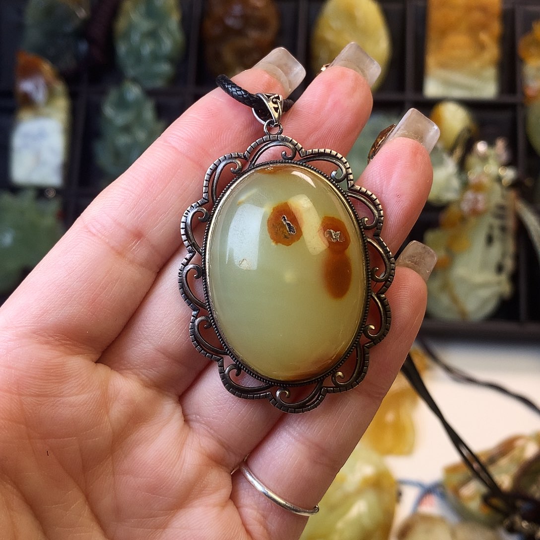 蛇纹石玉颈饰未镶嵌