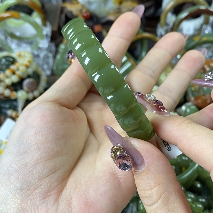 透闪石质玉手牌未镶嵌?**欠