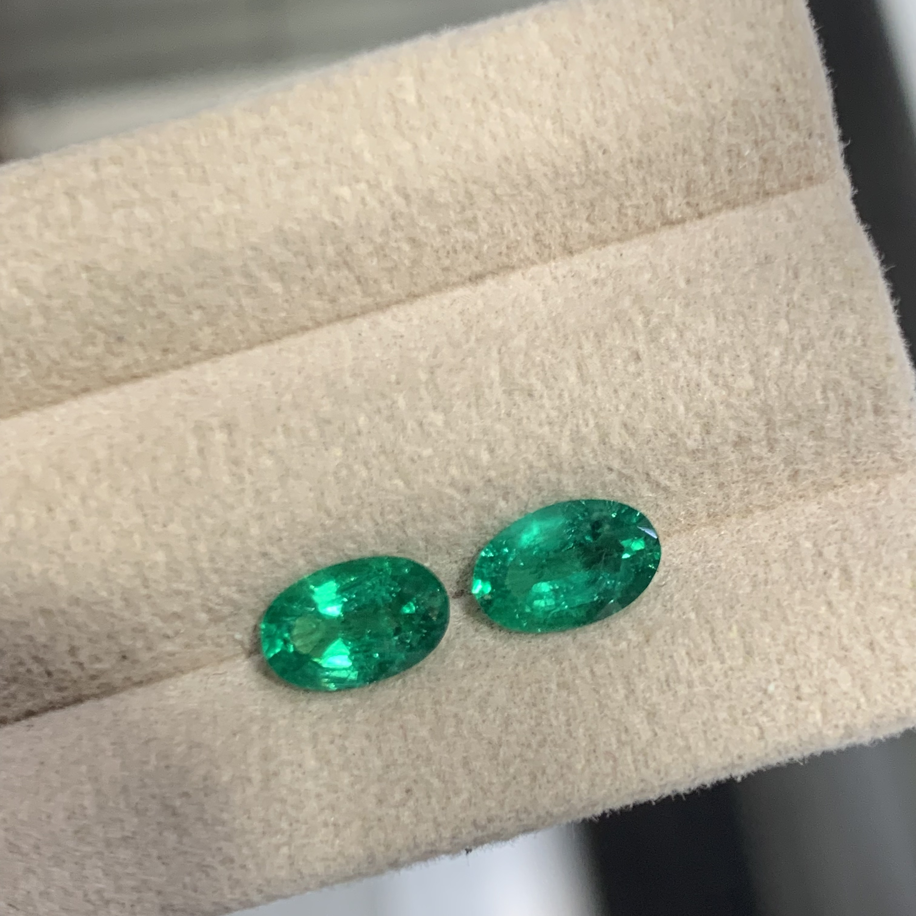 天然彩宝祖母绿裸石一对 椭圆5.1x7.9重1.72ct 微油vvg 晶体干净