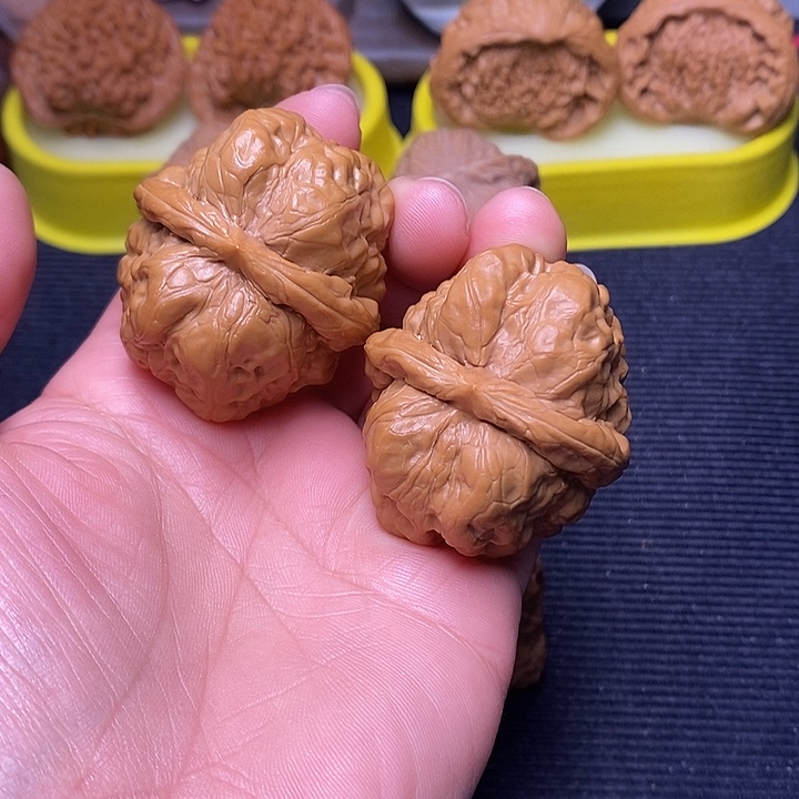 猛***腿核桃手把件48蛤莫138