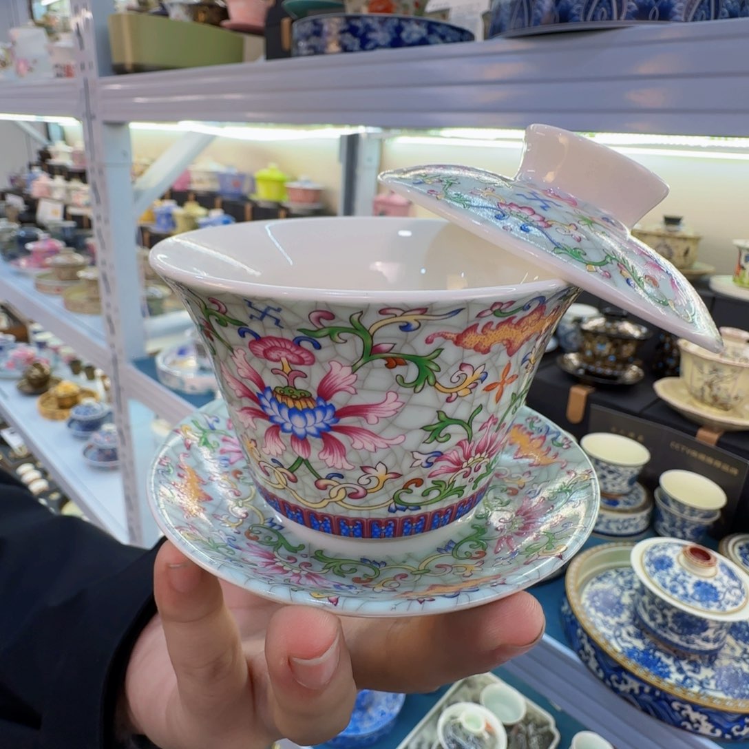 这些盖碗很漂亮我很喜欢！！