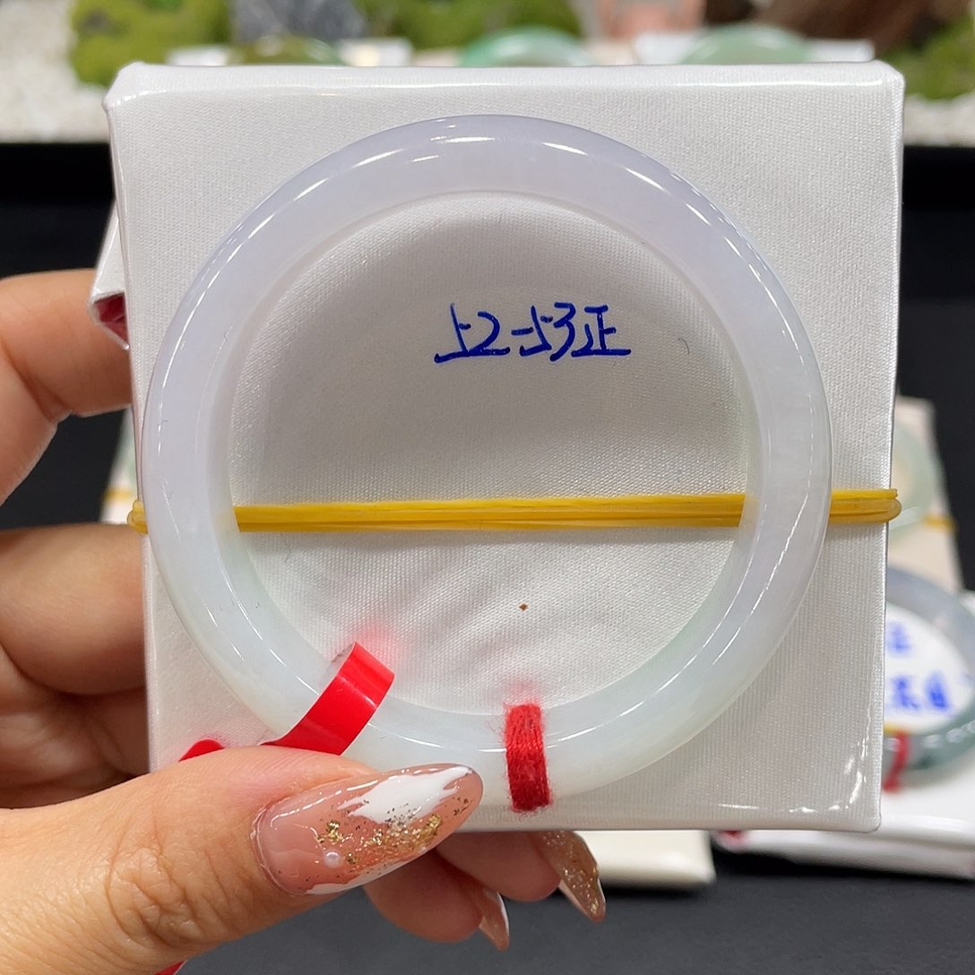 翡翠手镯未镶嵌天然翡翠