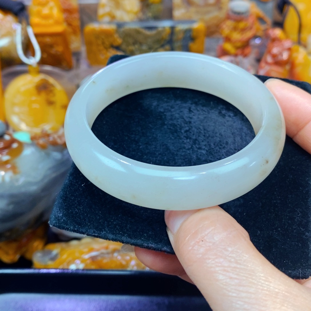 未镶嵌石英质玉（黄龙玉）颈饰