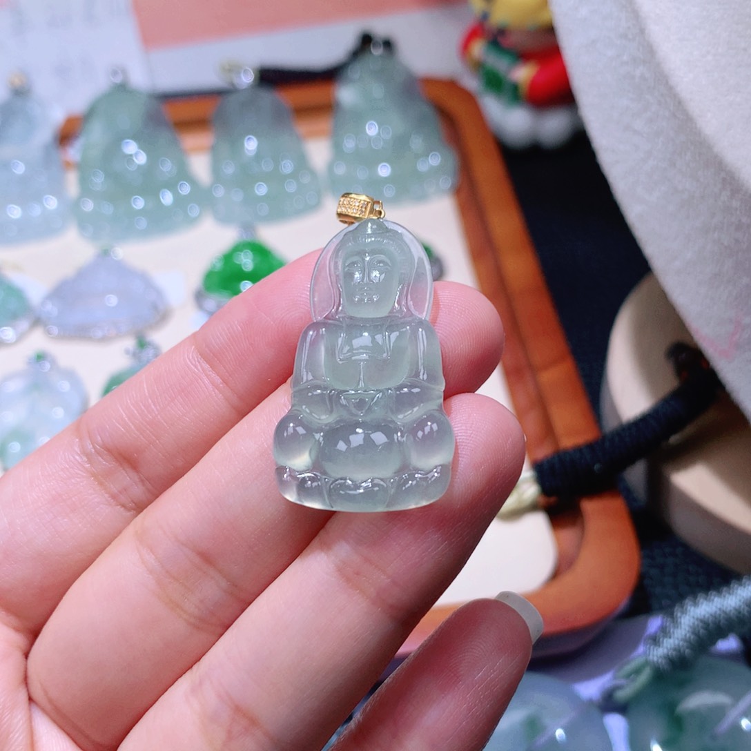 颈饰18K金镶嵌翡翠观音