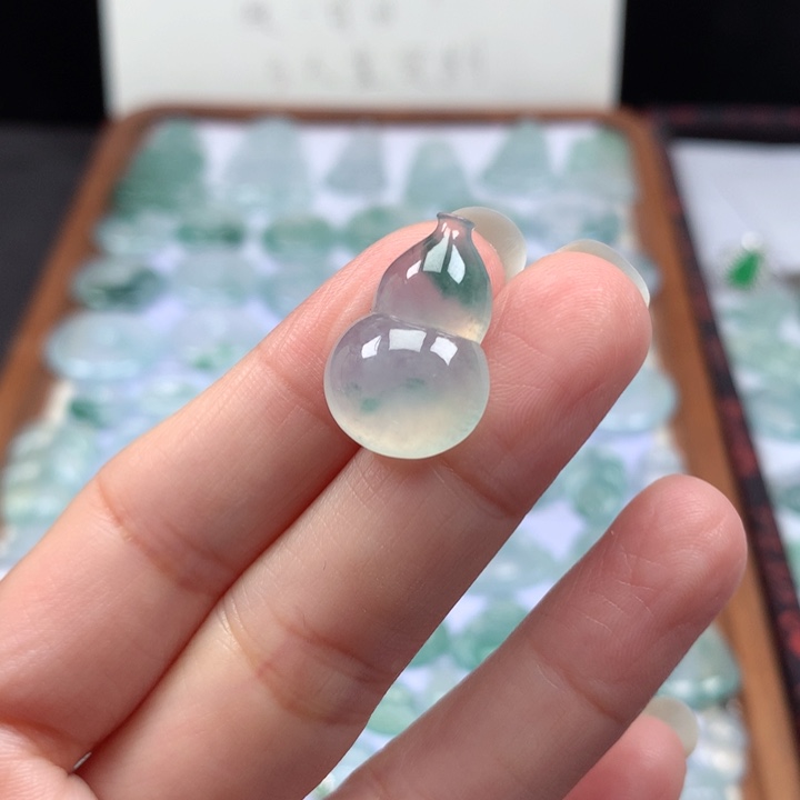 颈饰未镶嵌翡翠冰种飘花葫芦