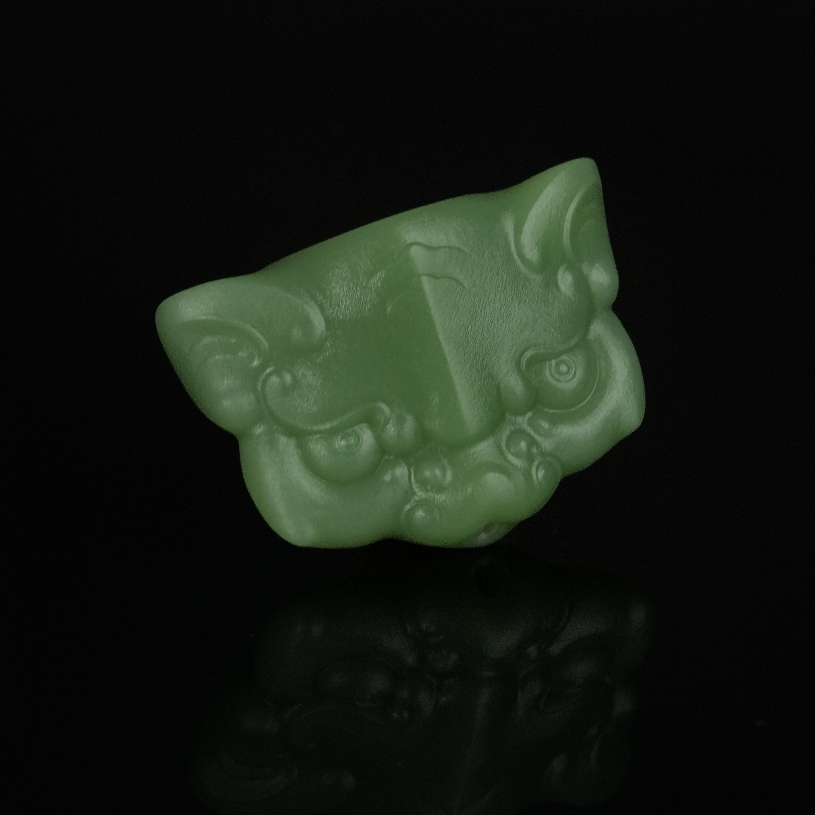 新疆和田玉 俄罗斯碧玉七号矿夹层料 粉绿吊坠锁骨背运 