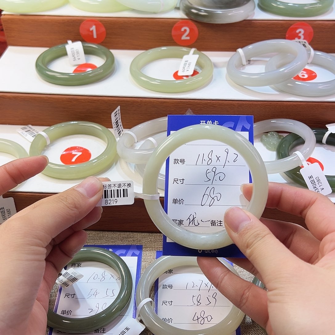 未镶嵌手镯和田玉?**秀