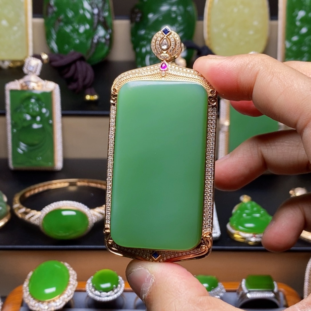 和田玉吊坠(不含链)18K金镶嵌一***哥