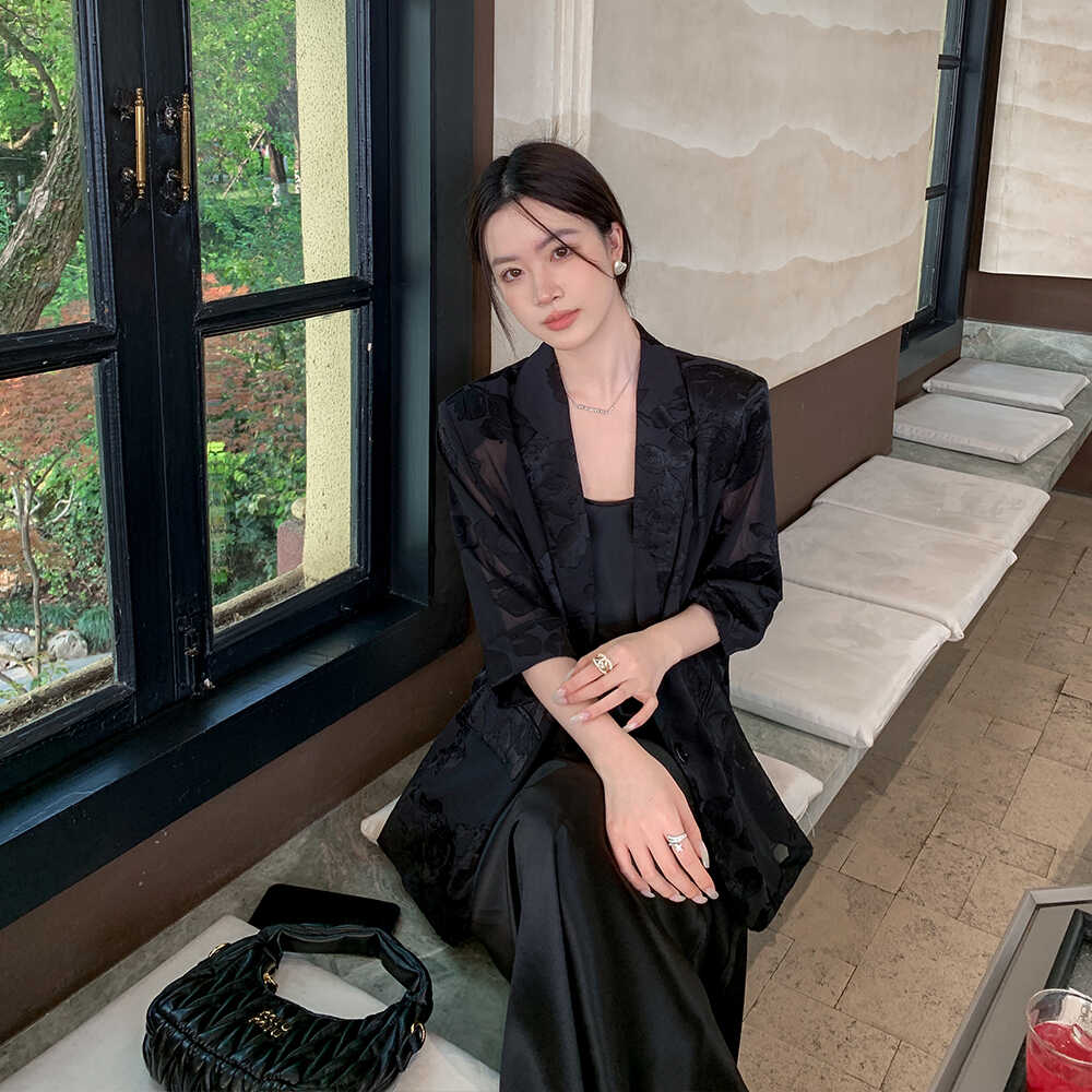 黑色高级感休闲西装外套女2025新款夏季薄款今年流行设计感小西服