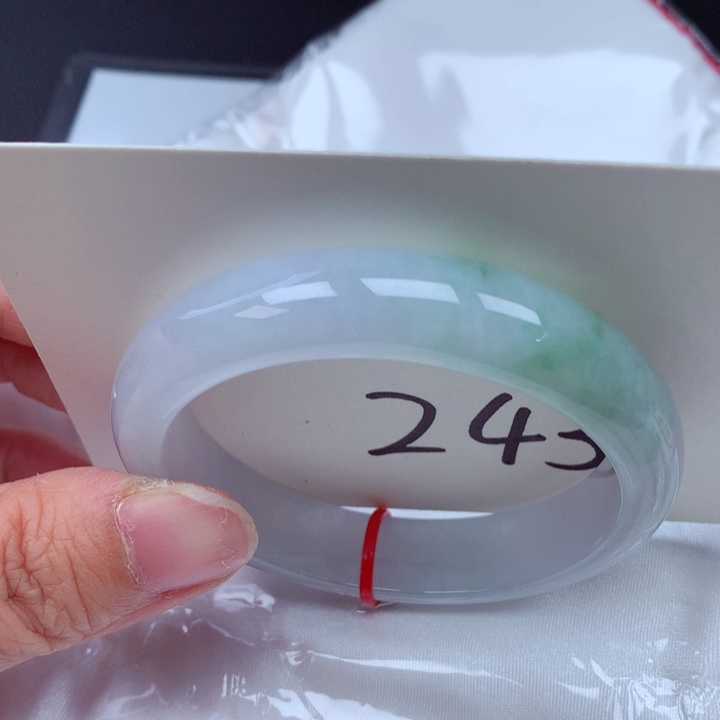 翡翠手镯未镶嵌翡翠