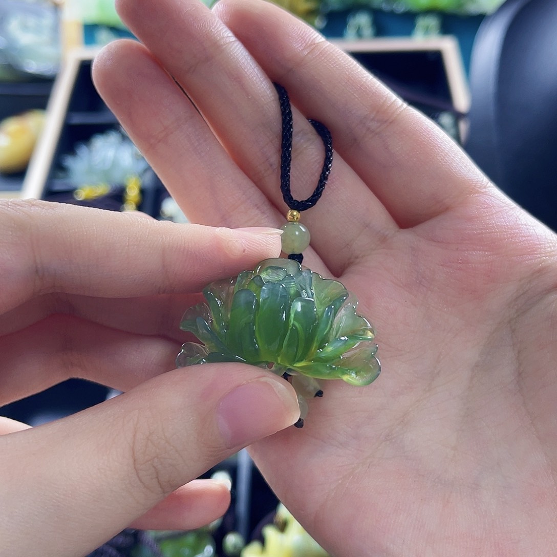 蛇纹石玉颈饰合金眉**初