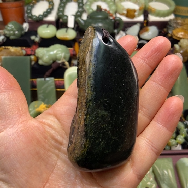 未镶嵌岫岩河磨玉（透闪石质玉）把件