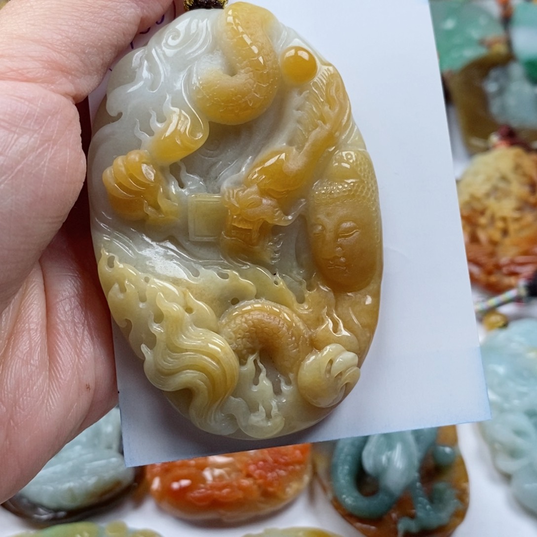 翡翠颈饰未镶嵌翡翠