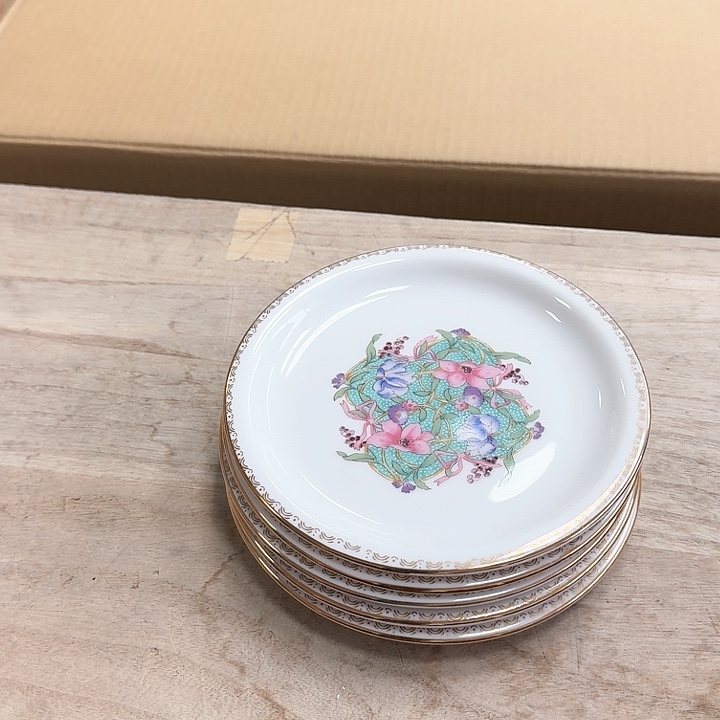 瓷片瓷器。              