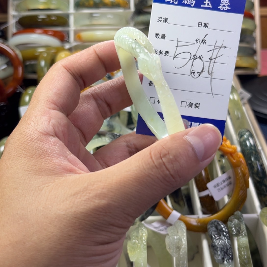 蛇纹石玉手镯未镶嵌