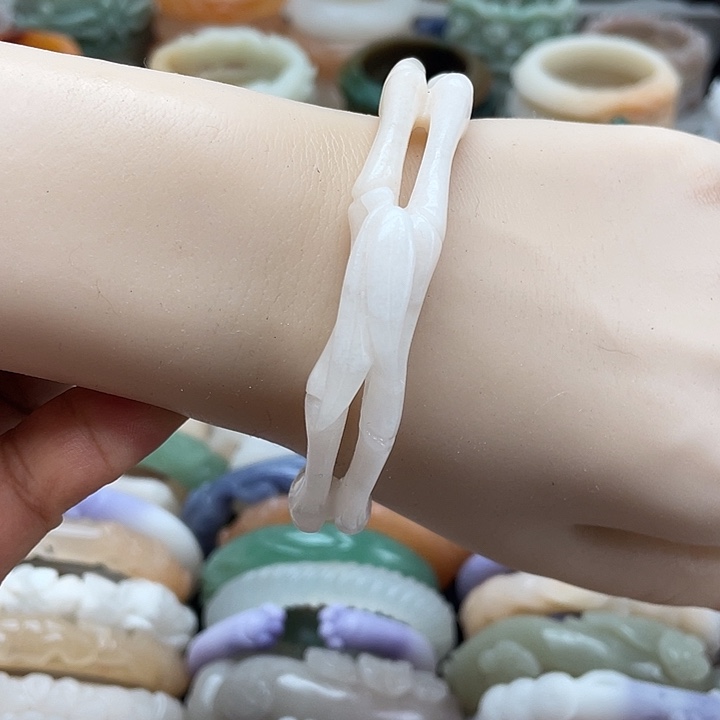 石英岩玉手镯未镶嵌