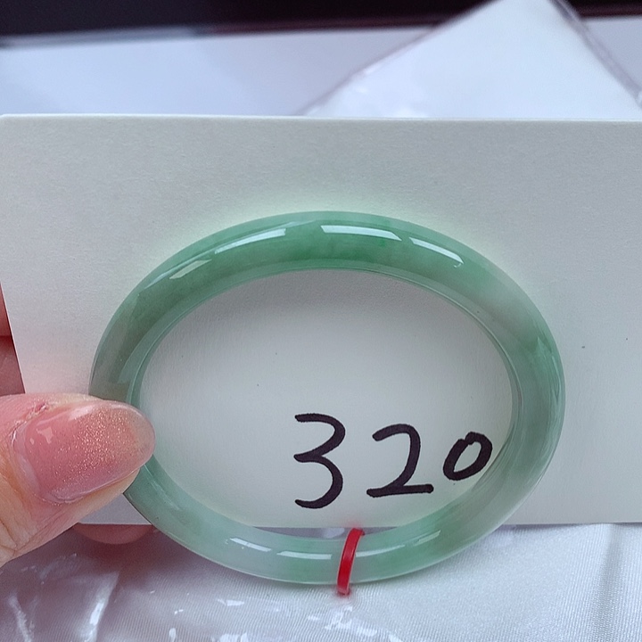 翡翠手镯未镶嵌翡翠