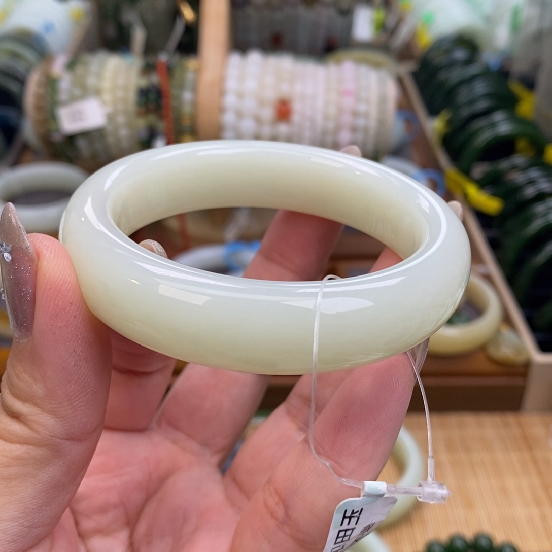 和田玉未镶嵌手镯