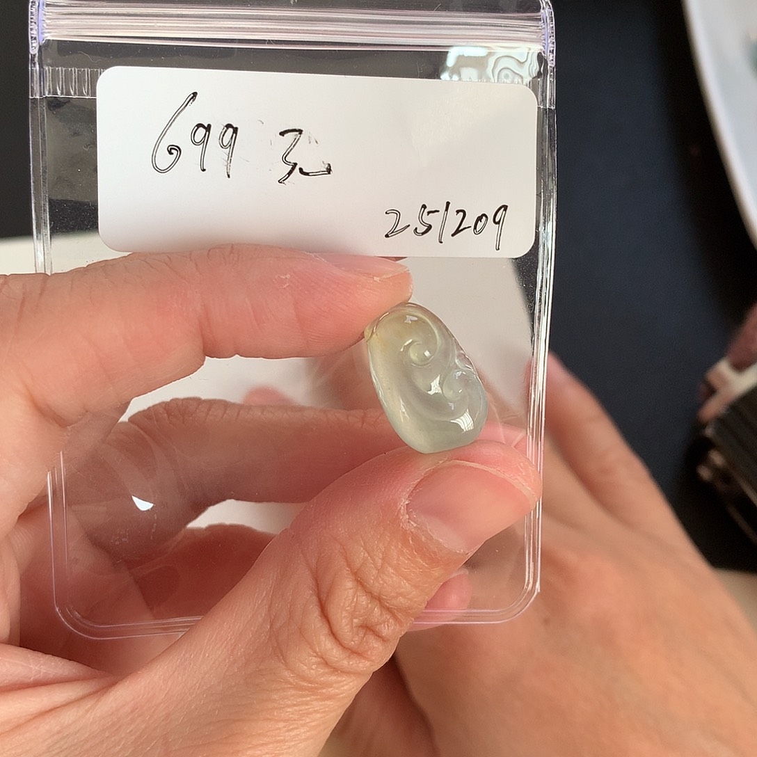 翡翠未镶嵌颈饰如意