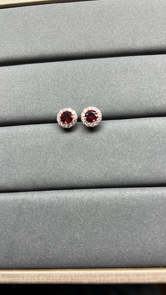 S925银镶嵌石榴石耳饰